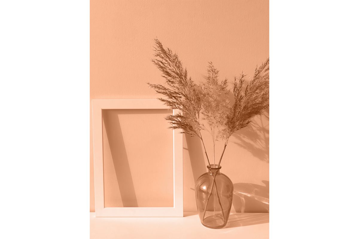 Najmodniejszy kolor na lato 2024. Z czym łączyć brzoskwiniowy?