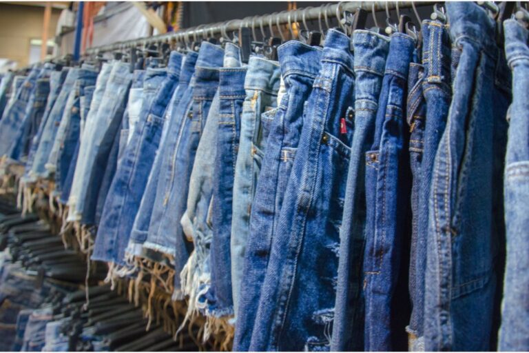 Z czym łączyć jeansowe szorty?