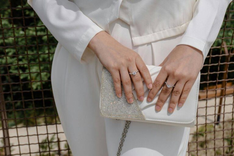 Jak dobrać kolor torebki do koloru sukienki?